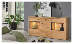 Komfort-Sideboard Valencia aus Asteiche Bianco Lamelle aus Massivholz und Furnier. Auf einem dekorierten hintergrund.