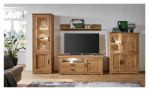 Komfort-Wohnwand Bristol in Asteiche Bianco aus Massivholz, Furnier und Holzwerkstoff Auf einem dekorierten Hintergrund