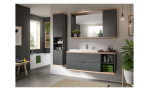 Spiegelschrank Nevada mit großer Spiegelfläche links und anthrazitfarbenem Schrank rechts. Boden- und Deckplatte holzfarben. Schräg fotografiert im Badezimmer.
