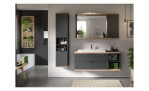 Spiegelschrank Nevada mit großer Spiegelfläche links und anthrazitfarbenem Schrank rechts. Boden- und Deckplatte holzfarben. Frontal fotografiert im Badezimmer.