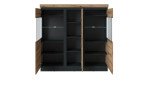 Highboard Colditz aus Holzwerkstoff in Coast Evoke Eiche mit einer Absetzung in Kosmos grau und einer geöffneten Ansicht.