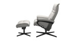 Relaxsessel mit Hocker Stressless Sunrise S Cross in grauem Leder mit schwarz grauem Gestell von der Seite.