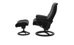 Relaxsessel mit Hocker Stressless Sunrise M Signature in grauem Leder mit schwarzem Gestell von der Seite.