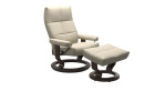 Relaxsessel mit Hocker Stressless David M Classic in cremefarbenen Leder mit einem Gestell in wenge.