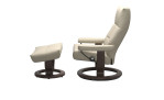 Relaxsessel mit Hocker Stressless David M Classic in cremefarbenen Leder mit einem Gestell in wenge von der Seite.