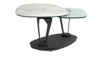 Couchtisch MONDO Varium mit einer Glas-Keramik Tischplatte in Marmoroptik Weiß und einer Klarglas Tischplatte und einem schwarzem Metallgetsell.