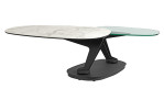 Couchtisch MONDO Varium mit einer Glas-Keramik Tischplatte in Marmoroptik Weiß und einer Klarglas Tischplatte und einem schwarzem Metallgetsell.
