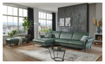 Komfort-Ecksofa MONDO Mirium in einerm Echtlederbezug in Opal. Auf einem dekorierten Hintergrund