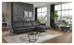 Basis-Ecksofa MONDO Mirium in einerm Echtlederbezug in Anthrazit. Auf einem dekorierten Hintergrund