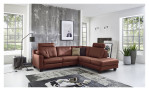 Basis-Ecksofa MONDO Maestra in einem Echtlederbezug in der Farbe Cognac. Auf einem dekorierten Hintergrund