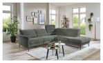 Basis-Ecksofa MONDO Mimas in einem Stoffbezug in Moos. Mit gezeigter Kopfteilverstellung