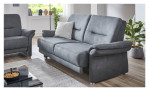 Sitzgruppe (2,5-Sitzer und ein 3-Sitzer) MONO Recita in der Ausführung denim mit einer Vorziehbank und Deko.