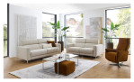 Basis-Sofa MONDO Naila in einem Bezugsstoff in Creme. Auf einem dekorierten Hintergrund