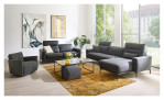 Basis-Sofa 2-Sitz MONDO Shima in einem Echtlederbezug in Schwarz. Auf einem dekorierten Hintergrund