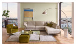 Basis-Ecksofa MONDO Lillia in einem Bezugsstoff in beige, Ausrichtung rechts. Auf einem dekorierten Hintergrund