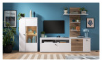 Wandboard LIV'IN Rovigo mit einer Rückwand in Nox Oak Stripes und weißen Ablageböden. Auf einem dekorierten Hintergrund.