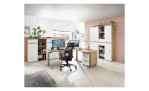 Büroschrank vito Clyde mit holzfarbenem Korpus und weißer Front im Büro.