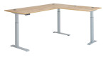 Elektro-Winkelschreibtisch mit holzfarbener Tischplatte und silbernem Gestell tiefer eingestellt.
