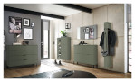 Garderobenpaneel LIV'IN Lindos aus Holzwerkstoff in Pine Green matt mit 3 Haken in anthrazit und einer Kleiderstange. Auf einem dekorierten Hintergrund.