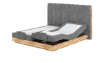 Boxspringbett VALMONDO Incana in einem Stoffbezug in Steel und einem Sichtholzrahmen in Eiche. Mit gezeigter motorischen Verstellung