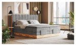 Boxspringbett VALMONDO Incana in einem Stoffbezug in Steel und einem Sichtholzrahmen in Eiche. Auf einem dekorierten Hintergrund
