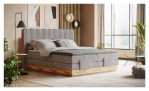 Boxspringbett VALMONDO Incana in einem Stoffbezug in Taupe und einem Sichtholzrahmen in Eiche. Auf einem dekorierten Hintergrund