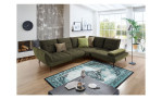 Komfort-Ecksofa vito Ticona, in der Farbausführung  Olive, in einem Raum stehend