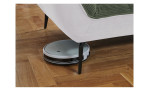 Detailfoto von der Höhe der Füße, mit einem Staubsaug-Robote