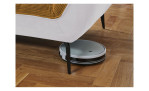 Detailfoto von der Höhe der Füße, mit einem Staubsaug-Roboter