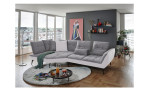 Komfort-Ecksofa vito Ticona, in der Farbausführung Silver, in einem Raum stehend mit der Rückenfunktion