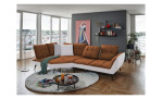 Komfort-Ecksofa vito Ticona, in der Farbausführung Kupfer / Silver, in einem Raum stehend mit der Rückenneigung