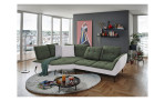 Komfort-Ecksofa vito Ticona, in der Farbausführung Olive / Silver, in einem Raum stehend mit der Rückenneigung