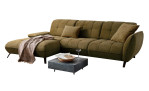 Komfort - Excksofa vito Creda, in der Farbausführung Olive mit einem Couchtisch und Dekokissen und Decke