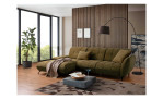 Komfort - Excksofa vito Creda, in der Farbausführung Olive, in einem Raum stehend  mit Dekokissen und Decke