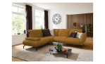 Komfort-Ecksofa vito Bevy, in der Farbausführung Mustard, in einem Raum stehend