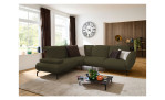 Komfort-Ecksofa vito Bevy, in der Farbausführung Olive, in einem Raum stehend