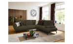 Komfort-Ecksofa vito Bevy, in der Farbausführung Olive, in einem Raum stehend