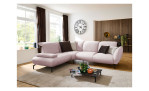 Basis-Ecksofa vito Bevy, in der Farbausführung Rose, in einem Raum stehend