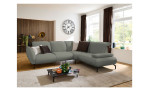 Basis-Ecksofa vito Bevy, in der Farbausführung Stone, in einem Raum stehend