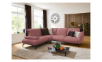 Basis-Ecksofa vito Bevy, in der Farbausführung Altrosa, in einem Raum stehend