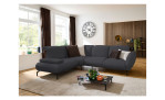 Basis-Ecksofa vito Bevy, in der Farbausführung Anthrazit, in einem Raum stehend