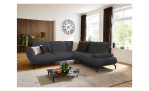 Basis-Ecksofa vito Bevy, in der Farbausführung Anthrazit, in einem Raum stehend