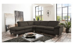 Komfort-Ecksofa vito Tonga, in der Farbausführung Elephant, in einem Raum stehend