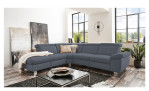 Basis-Ecksofa vito Tonga, in der Farbausführung Greyblue, in einem Raum stehend mit Deko-Kissen und Decke