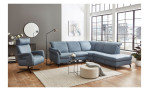 Basis-Ecksofa vito Sardena, in der Farbausführung Greyblue, in einem Raum stehend mit einem Sessel
