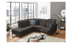 Basis-Ecksofa vito Sardena, in der Farbausführung Elephant, in einem Raum stehend