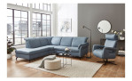 Basis-Ecksofa vito Sardena, in der Farbausführung Greyblue, in einem Raum stehend mit einem Sessel
