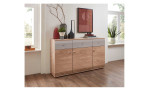 Sideboard vito Samba in Alteiche Dekor mit 3 Türen und 3 Schubkästen mit einer Front in Grau matt, Milieubild