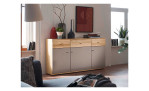 Sideboard vito Samba in Naturbuche Dekor mit 3 Schubkästen und 3 Türen in Grau matt. Milieubild