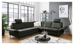 Komfort-Ecksofa vito Spring-S Relax in einem Bezugsstoff in der Frabe Moos. Auf einem dekorierten Hintergrund.